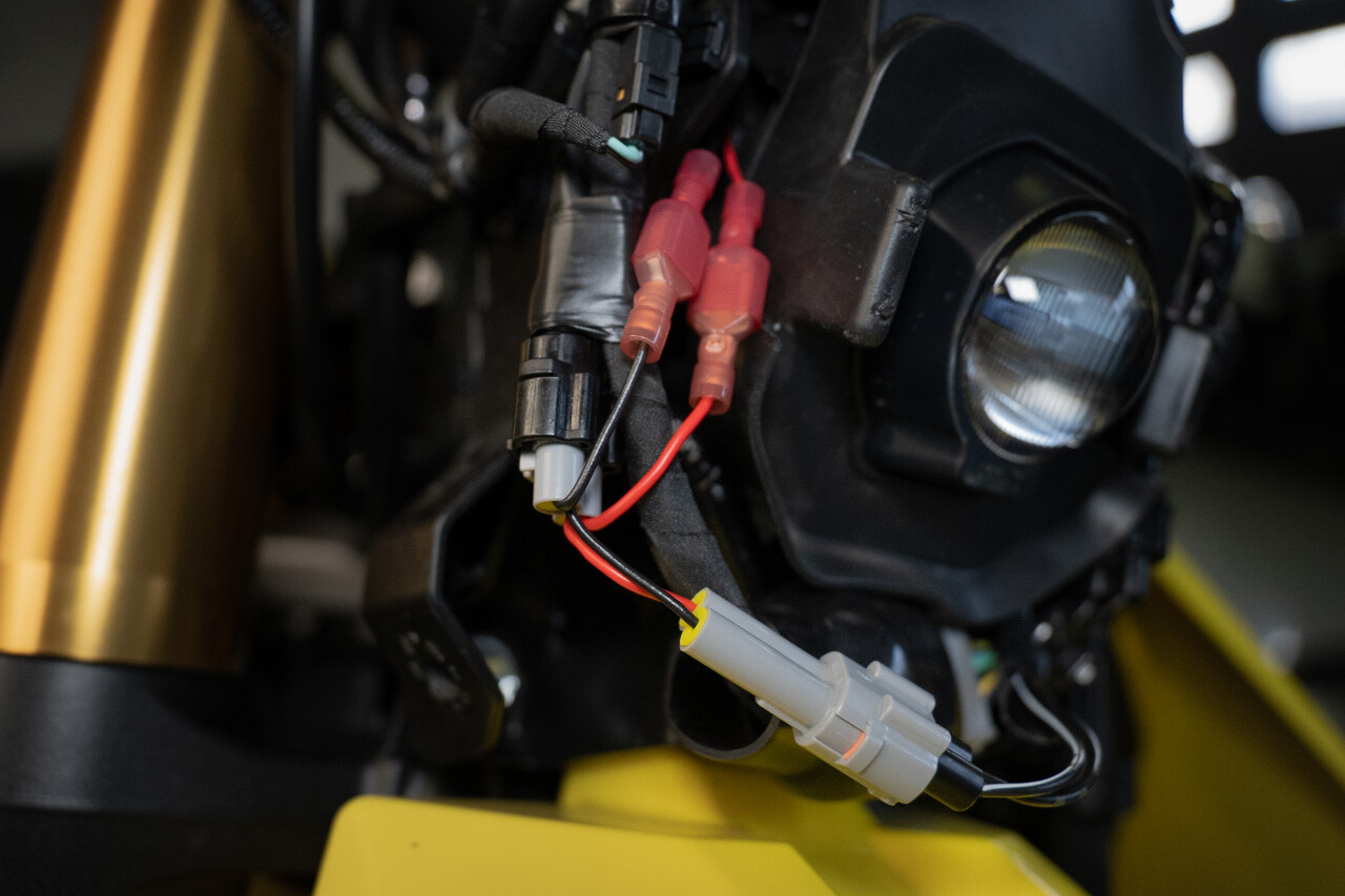 12V connection behind the headlight mask for the CUMPAN and other accessories on the SUZUKI DR-Z4S / DR-Z4SM