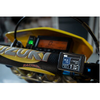 Pantalla CUMPAN en el manillar de la SUZUKI DR-Z400 junto al